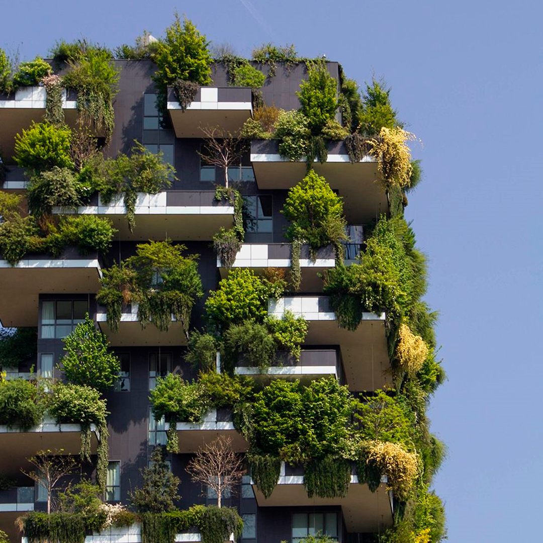 El diseño bioclimático es un enfoque de diseño arquitectónico y urbano que busca aprovechar las condiciones climáticas y los recursos naturales de un lugar específico para crear edificaciones y entornos sostenibles y eficientes desde el punto de vista energético. Se basa en la comprensión de los patrones climáticos, la geografía local y las características ambientales para optimizar el rendimiento y el confort de los espacios construidos.