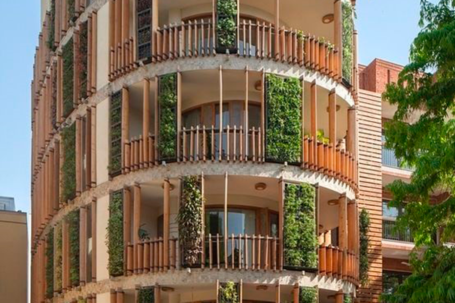 En este blog, exploraremos en profundidad los conceptos y principios del diseño bioclimático, así como las estrategias que se pueden aplicar en diferentes climas. También analizaremos casos de éxito en diseño bioclimático alrededor del mundo y los beneficios que esta práctica conlleva. Además, abordaremos las herramientas y tecnologías disponibles para el diseño bioclimático y los retos que se presentan en su implementación.