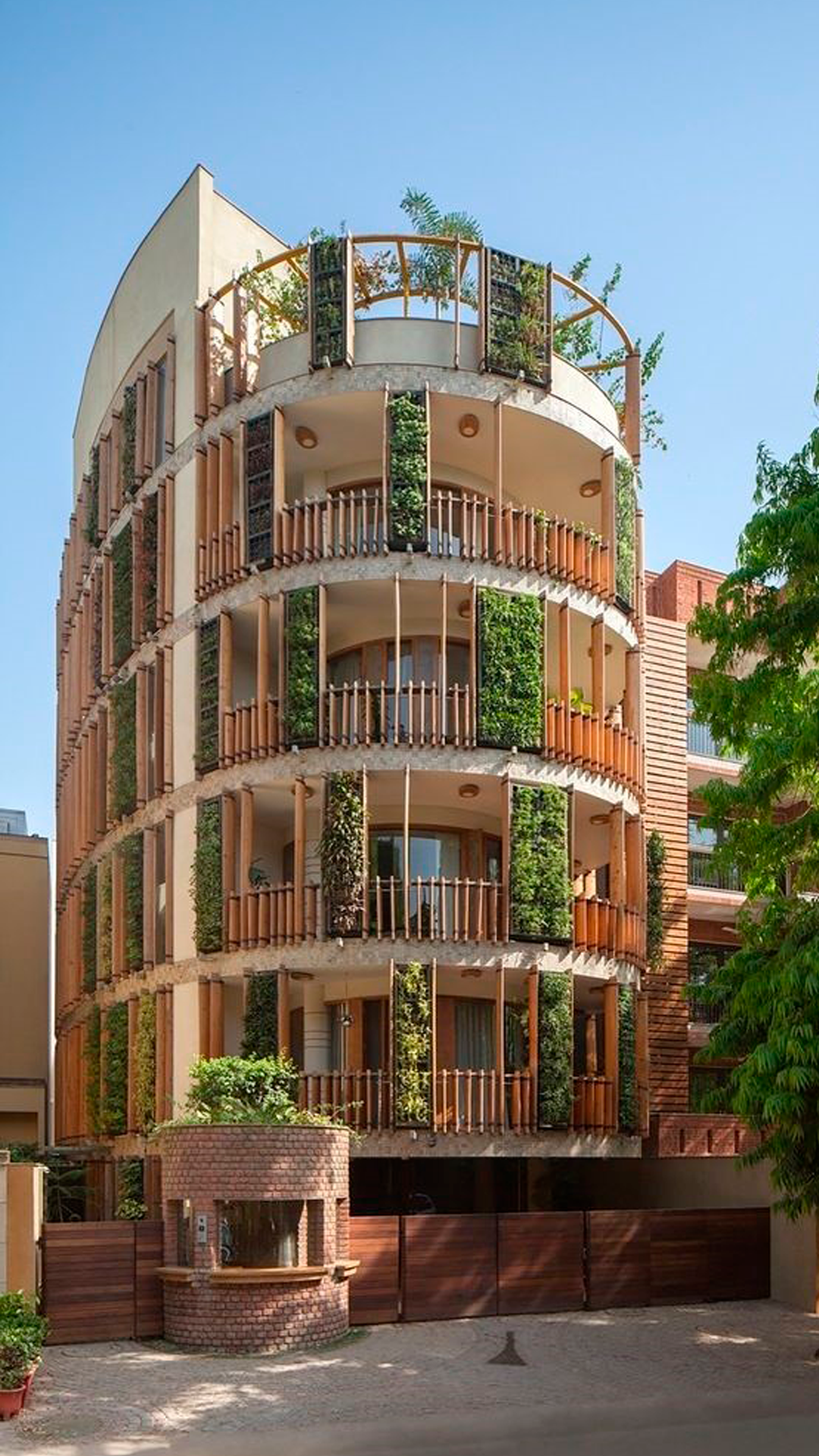 En este blog, exploraremos en profundidad los conceptos y principios del diseño bioclimático, así como las estrategias que se pueden aplicar en diferentes climas. También analizaremos casos de éxito en diseño bioclimático alrededor del mundo y los beneficios que esta práctica conlleva. Además, abordaremos las herramientas y tecnologías disponibles para el diseño bioclimático y los retos que se presentan en su implementación.